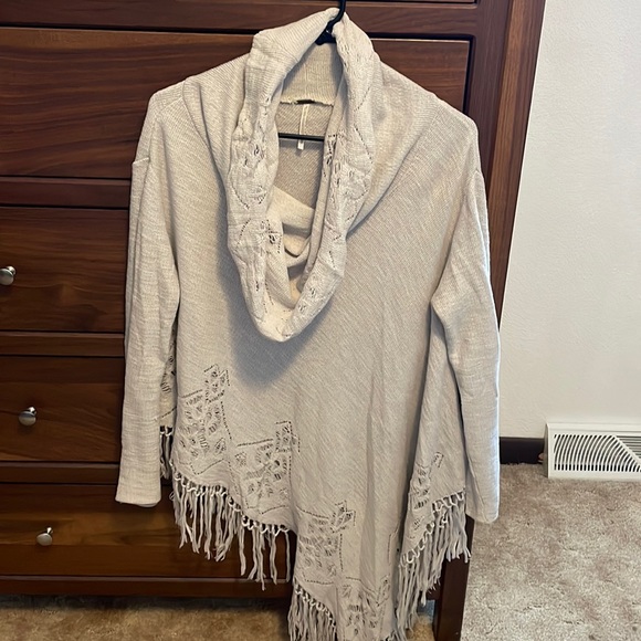 Free People Sweaters - FREE PEOPLE WOMENS OVERSIZED PONCHO SWEATER WITH TASSLE AND LACE BOTTOM DETAIL